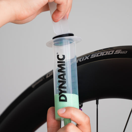Dynamic Hector the Injector tubeless-tiivisteaineruiskulla mitataan oikea määrä tubeless-litkua gravel-, maantie- ja maastopyörän renkaisiin.