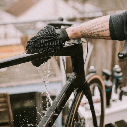 Dynamic Microfibre Bike Cleaning Glove käytössä gravel-pyörän rungon pesussa. Mikrokuituinen pesukinnas pyörän puhdistukseen ja huoltoon.