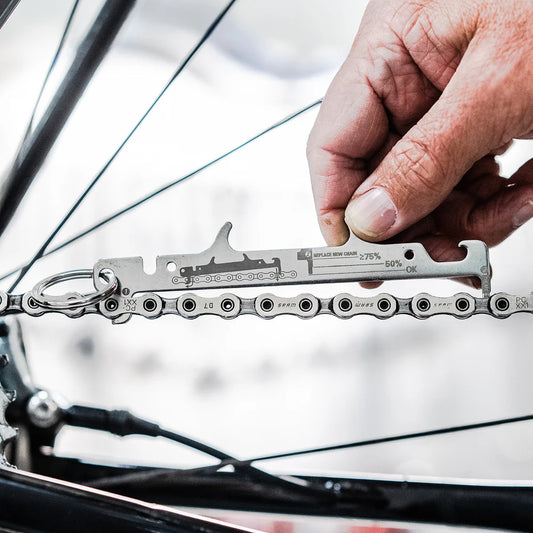 Lezyne Chain Gauge ketjunkulumamittarin käyttö pyörän ketjun venymän ja kulumisen tarkistamiseen voimansiirron käyttöiän pidentämiseksi.