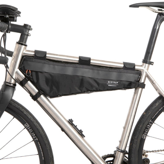 Restrap Adventure Race Frame Bag Large asennettuna gravel-pyörän runkoon pitkille bikepacking-retkille