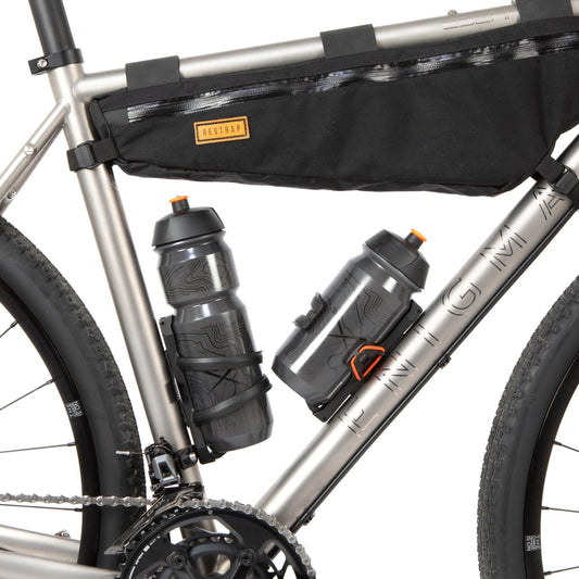 Restrap Side Release Bottle Cage -juomapullotelineet ja kaksi juomapulloa gravel-pyörässä Restrap-runkolaukun kanssa