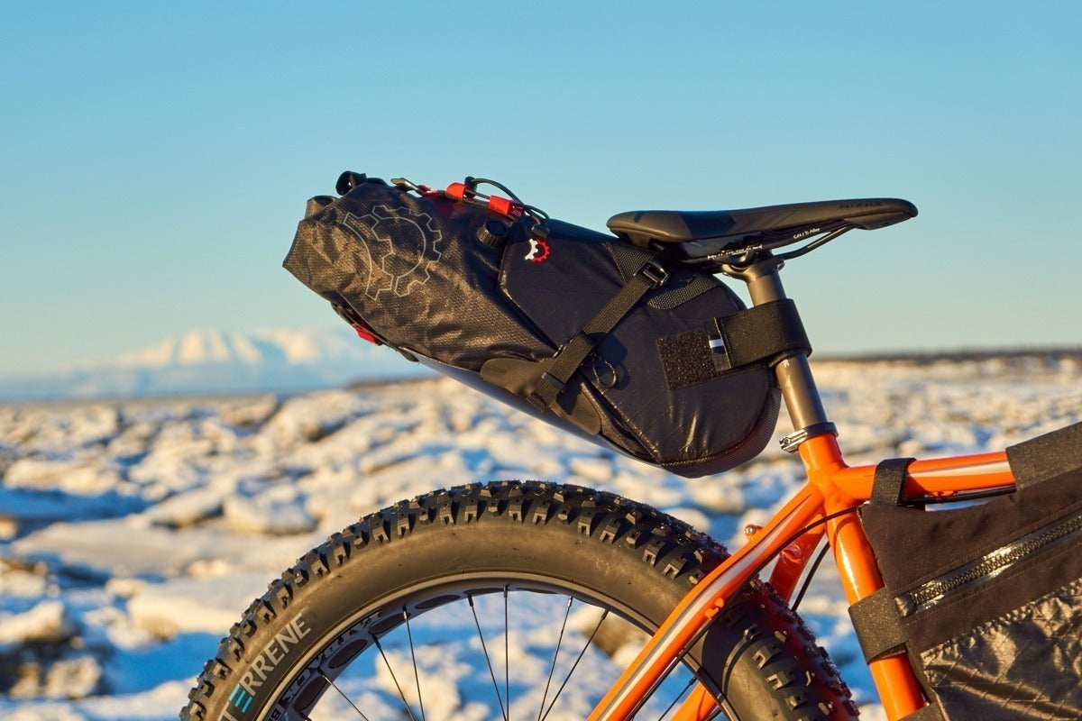 Revelate Designs Terrapin 14L System asennettuna bikepacking-pyörään soratie- ja seikkailupyöräilyyn