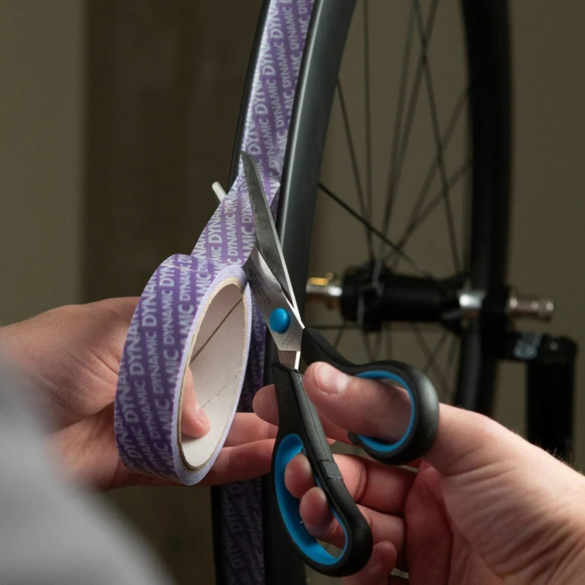 Dynamic Barkeeper Tubeless Rim Tape asennettavana pyörän vanteelle. Tubeless-vanneteippi gravel-, maantie- ja maastopyörän tubeless-asennukseen.