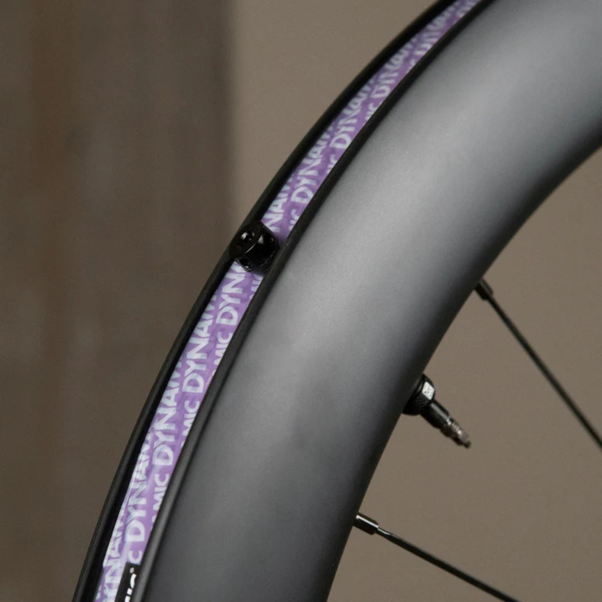 Dynamic Barkeeper Tubeless Rim Tape asennettuna vanteen pohjalle. Ilmatiivis tubeless-vanneteippi luotettavaan tubeless-järjestelmään.