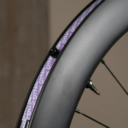 Dynamic Barkeeper Tubeless Rim Tape asennettuna vanteen pohjalle. Ilmatiivis tubeless-vanneteippi luotettavaan tubeless-järjestelmään.