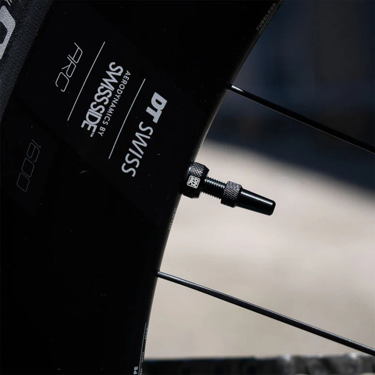 Dynamic Barkeeper Tubeless Valve asennettuna korkean profiilin tubeless-kiekkoon. Musta Presta-tubeless-venttiili gravel- ja maantiepyörään.