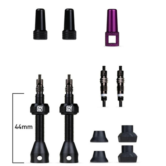 Dynamic Barkeeper Tubeless Valve Kit 44 mm. Tubeless-venttiilit, varaventtiilisydämet, kumijalat ja venttiilityökalulla varustettu korkki.
