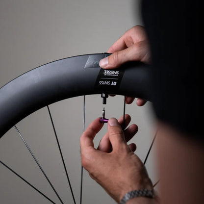 Dynamic Barkeeper Tubeless Valve Kit käytössä. Integroitu venttiilisydäntyökalu helpottaa tubeless-litkun lisäämistä ja venttiilin huoltoa.