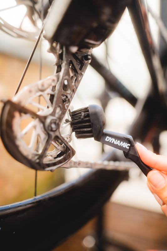 Dynamic Drivetrain Detailing Brush voimansiirron puhdistusharja poistaa likaa, rasvaa ja öljyjäämiä takavaihtajasta, ketjusta ja rattaista pyörän huollon yhteydessä.