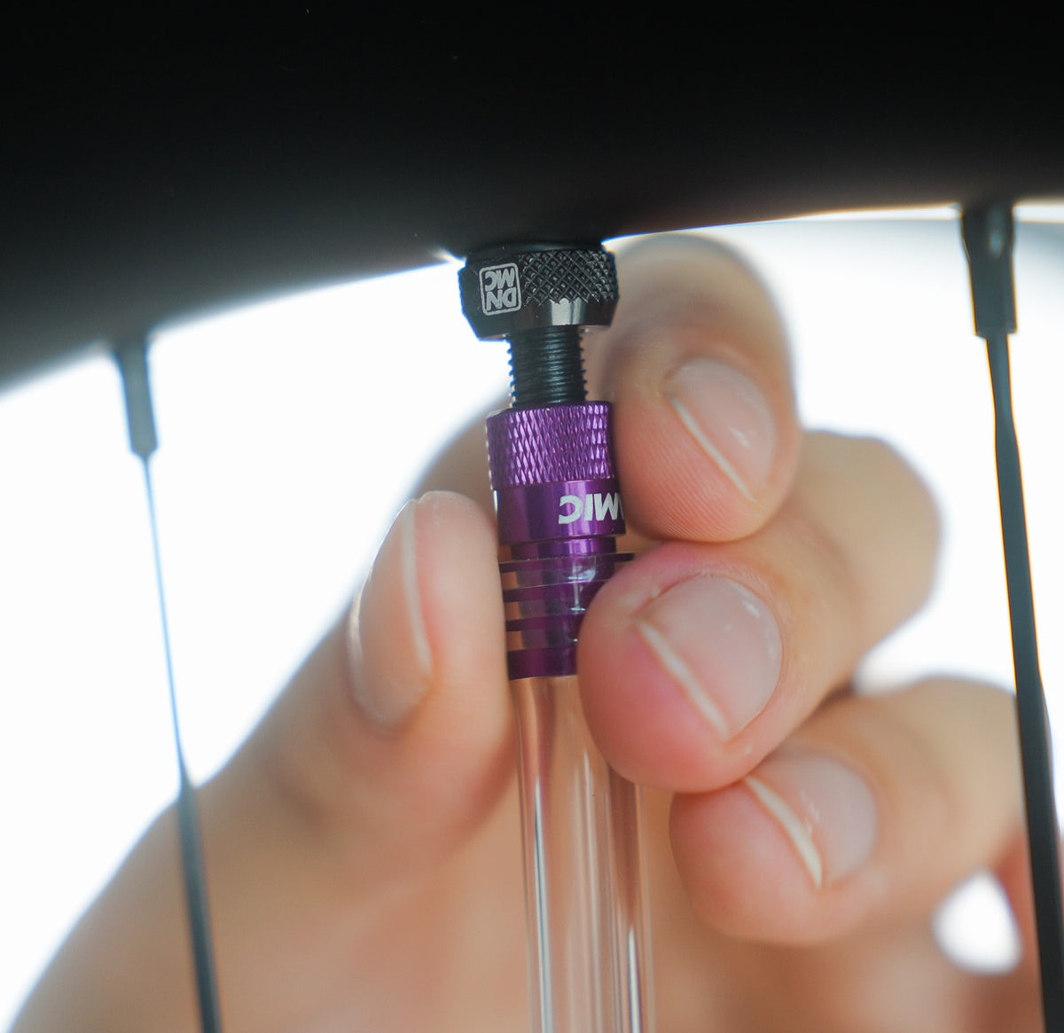 Dynamic Hector the Injector liitetään tubeless-venttiiliin tiivisteaineen puhdasta ja hallittua lisäystä varten.