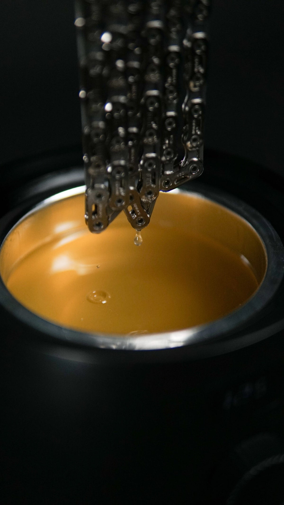 Dynamic Hyper Hot Wax -vahattu ketju nostetaan vahakylvystä kuumavahauksen jälkeen ennen jäähdytystä ja asennusta pyörään.