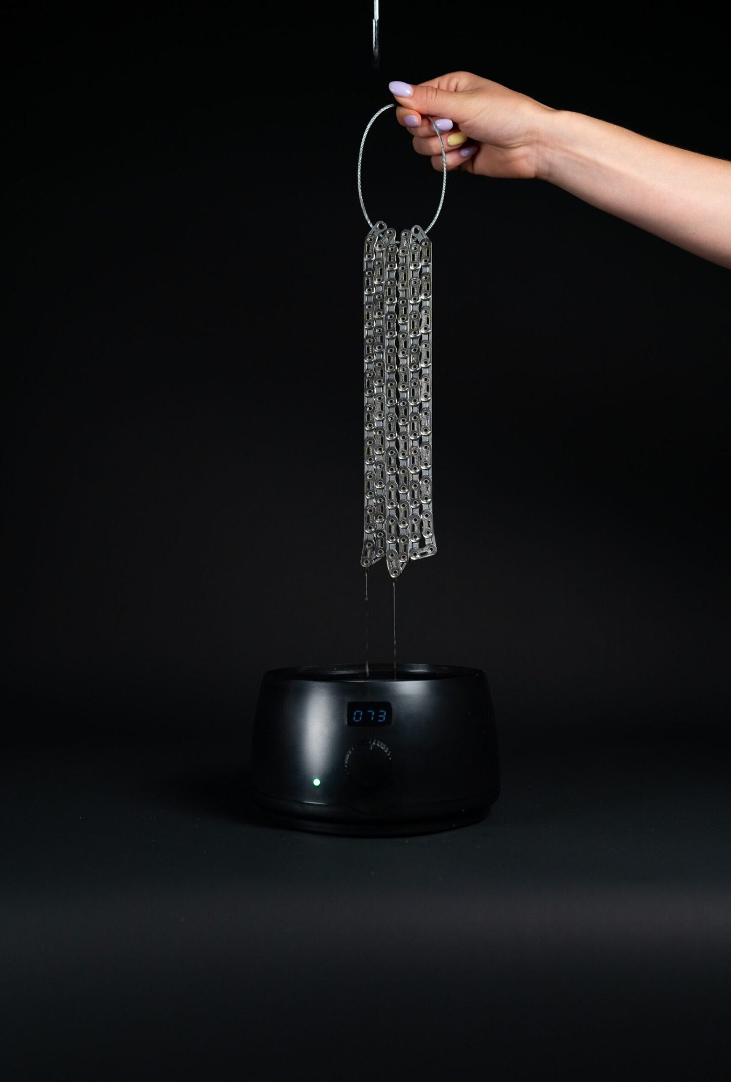 Dynamic Hyper Hot Wax -käsitelty ketju kuivuu vahauksen jälkeen muodostaen kestävän, likaa hylkivän voitelukerroksen gravel-, maantie- ja maastopyöräilyyn.
