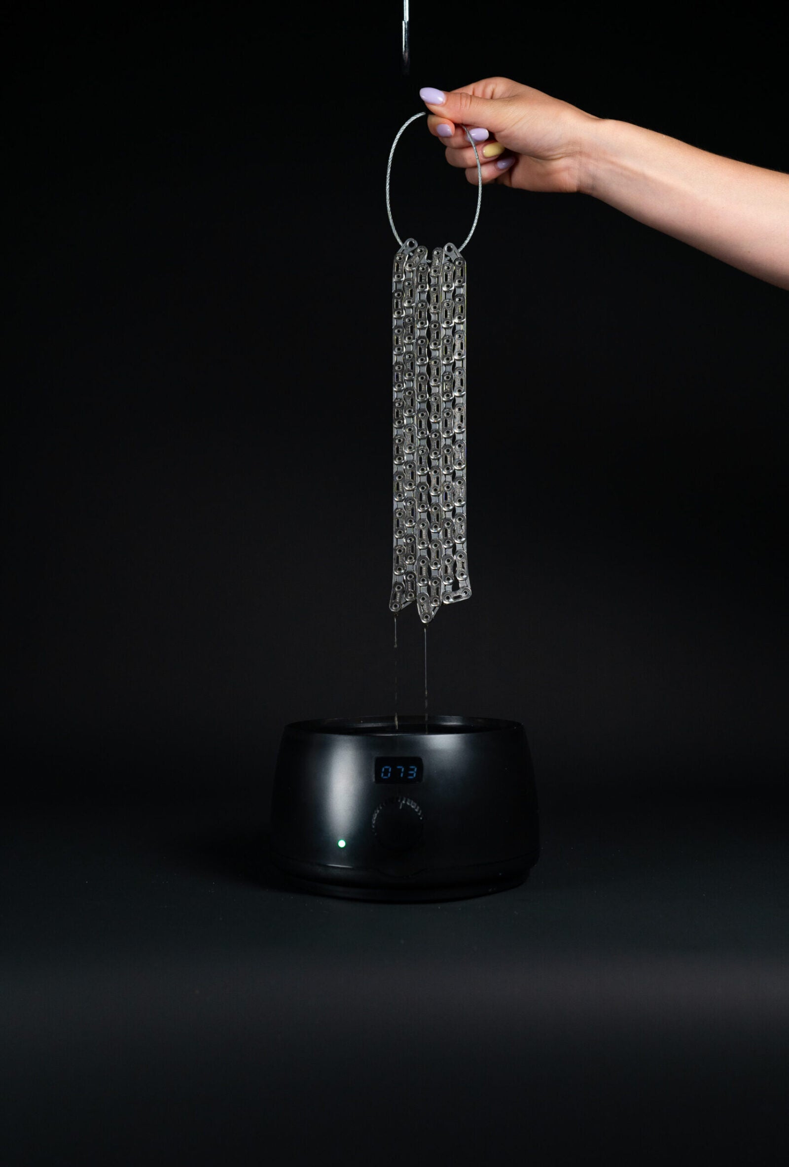 Dynamic Hyper Hot Wax -käsitelty ketju kuivuu vahauksen jälkeen muodostaen kestävän, likaa hylkivän voitelukerroksen gravel-, maantie- ja maastopyöräilyyn.