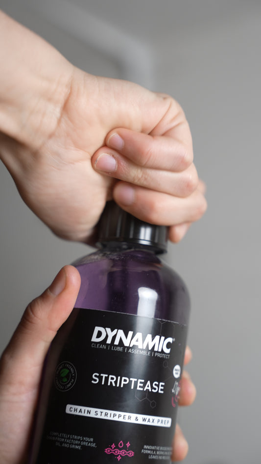 Dynamic Striptease Chain Degreaser ketjun rasvanpoistoaine käyttövalmiina voimansiirron perusteelliseen puhdistukseen.
