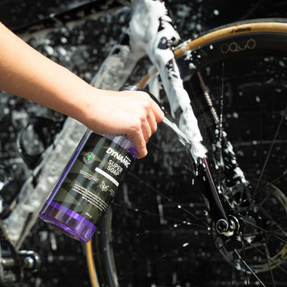 Dynamic Super Soap Bike Cleaner irrottaa likaa, pölyä ja kuraa gravel-, maantie- ja maastopyörän pinnoilta vahingoittamatta materiaaleja.