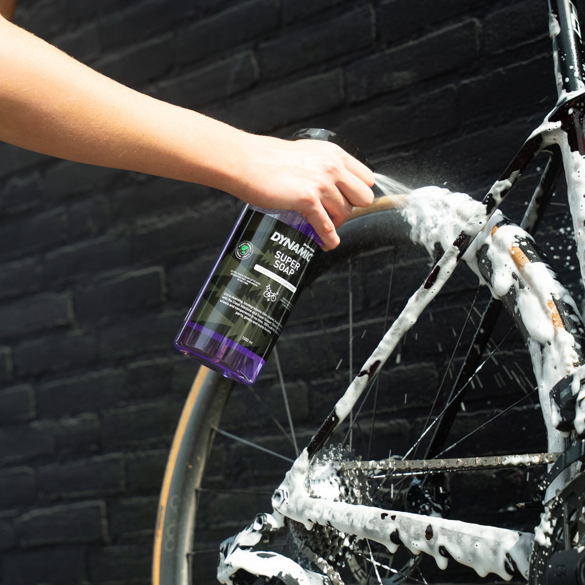 Dynamic Super Soap Bike Cleaner vaahtoava pyöränpesuaine levitetään gravel-pyörän rungolle ja komponenteille tehokasta puhdistusta varten.