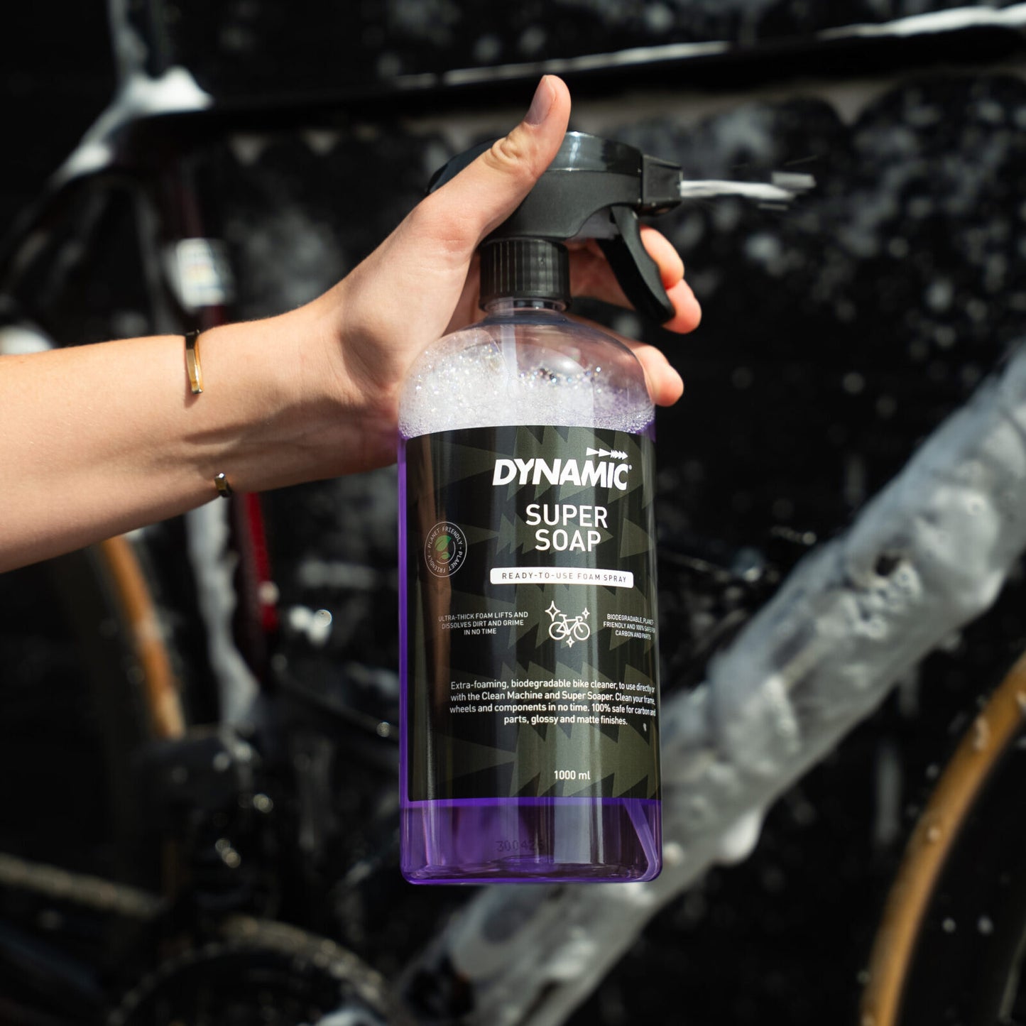 Dynamic Super Soap Bike Cleaner 1000 ml käyttövalmis vaahtopesuaine pyörän rungon, renkaiden ja voimansiirron puhdistukseen.