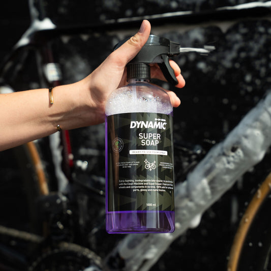 Dynamic Super Soap Bike Cleaner 1000 ml käyttövalmis vaahtopesuaine pyörän rungon, renkaiden ja voimansiirron puhdistukseen.