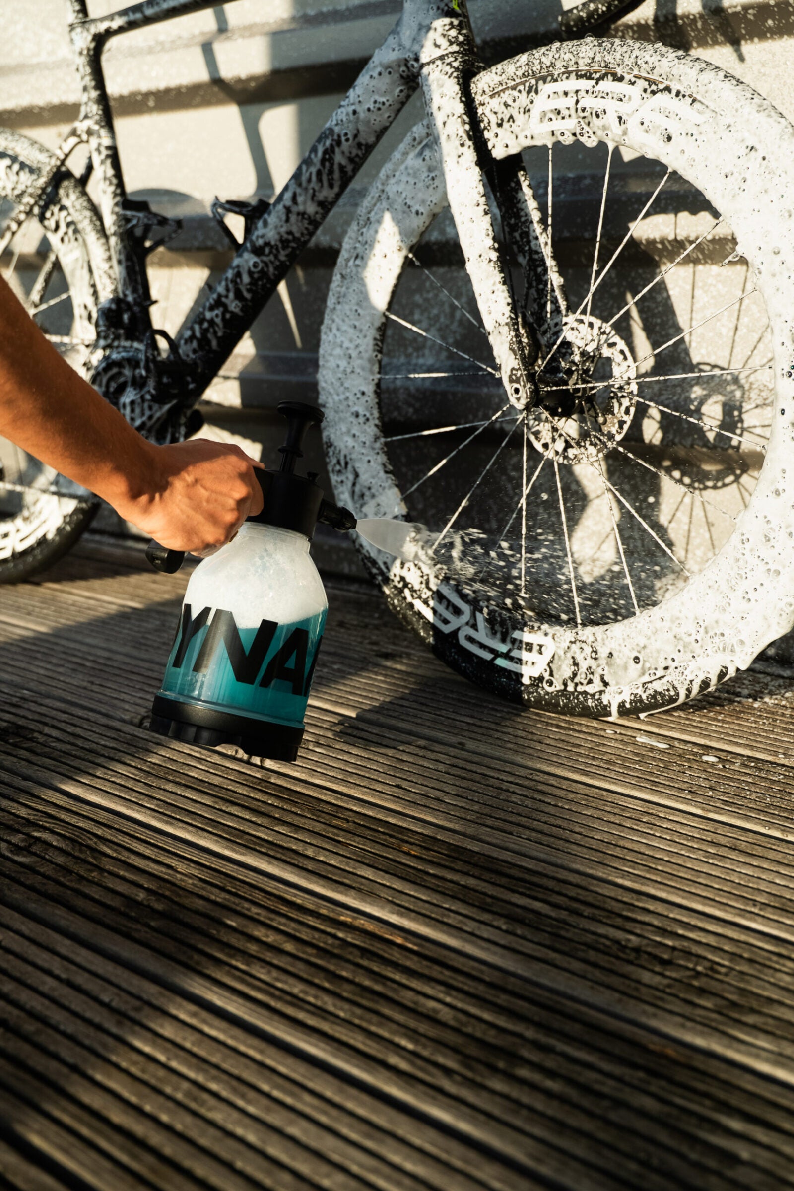 Dynamic Super Soaper Foam Sprayer muodostaa runsaan vaahdon, joka irrottaa lian renkaista, vanteista ja pyörän rungosta ilman voimakasta harjausta.