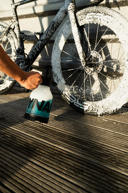 Dynamic Super Soaper Foam Sprayer muodostaa runsaan vaahdon, joka irrottaa lian renkaista, vanteista ja pyörän rungosta ilman voimakasta harjausta.