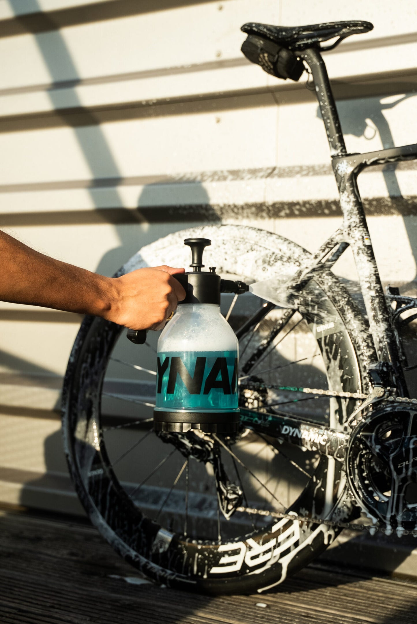 Dynamic Super Soaper Foam Sprayer pesuaineruisku helpottaa pyörän pesua levittämällä tasaisen vaahtokerroksen rungolle ja komponenteille.
