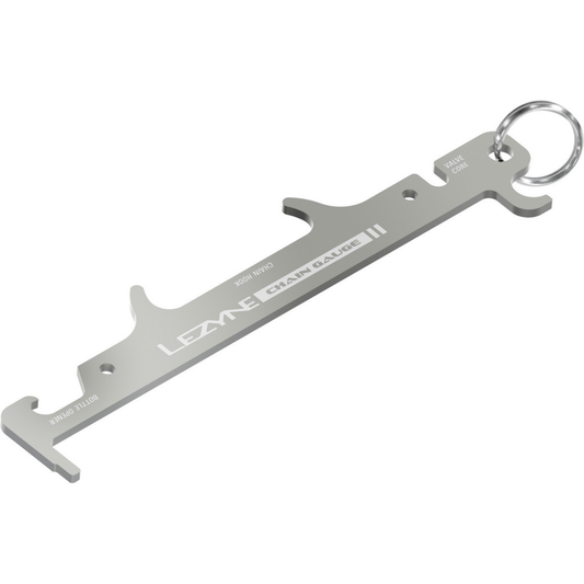 Lezyne Chain Gauge on kompakti ketjunkulumamittari, jossa on myös venttiilityökalu ja pullonavaaja pyörän huoltoa varten.