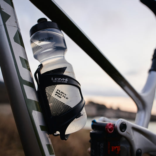 Lezyne Flow Cage SL sivulatauksella varustettu pulloteline mahdollistaa helpon juomapullon käsittelyn gravel-, maantie- ja maastopyörissä.