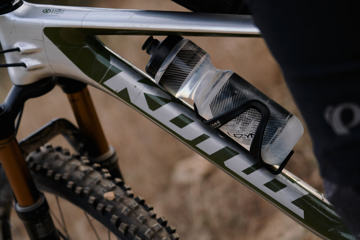 Lezyne Flow Cage SL sivusta ladattava pulloteline pitää juomapullon turvallisesti paikallaan gravel-, maasto- ja bikepacking-ajossa myös epätasaisilla alustoilla.