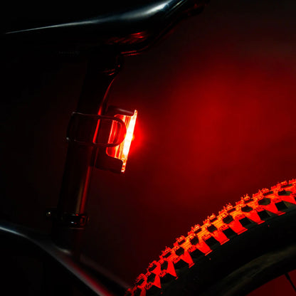 Lezyne Strip Drive 300+ takavalo pyörän satulatolpassa. Laaja sivunäkyvyys ja tehokas LED-valaistus maantie- ja maastopyöräilyyn