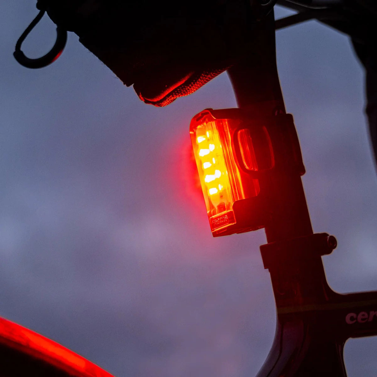 Lezyne Strip Drive 300+ takavalo asennettuna pyörään hämärässä. Tehokas ladattava takavalo gravel-pyöräilyyn ja bikepacking-retkille