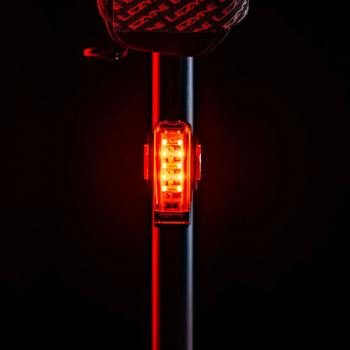 Lezyne Strip Pro Ai Alert 400+ takavalo asennettuna satulatolppaan. Kirkas LED-takavalo gravel-, maantie- ja työmatkapyöräilyyn
