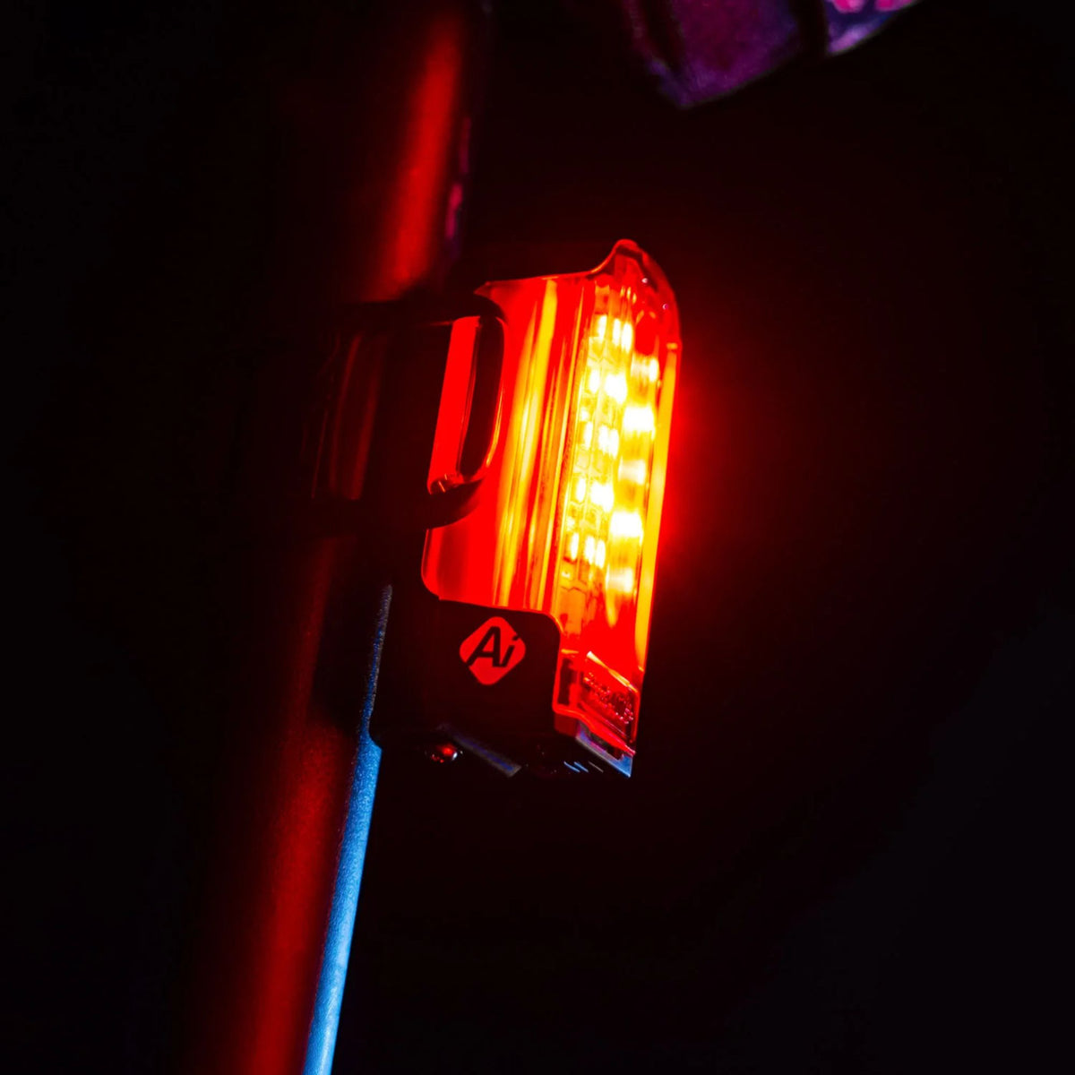Lezyne Strip Pro Ai Alert 400+ takavalo sivulta kuvattuna satulatolppaan asennettuna. Ai Alert -jarruvaloteknologia pyöräilyyn