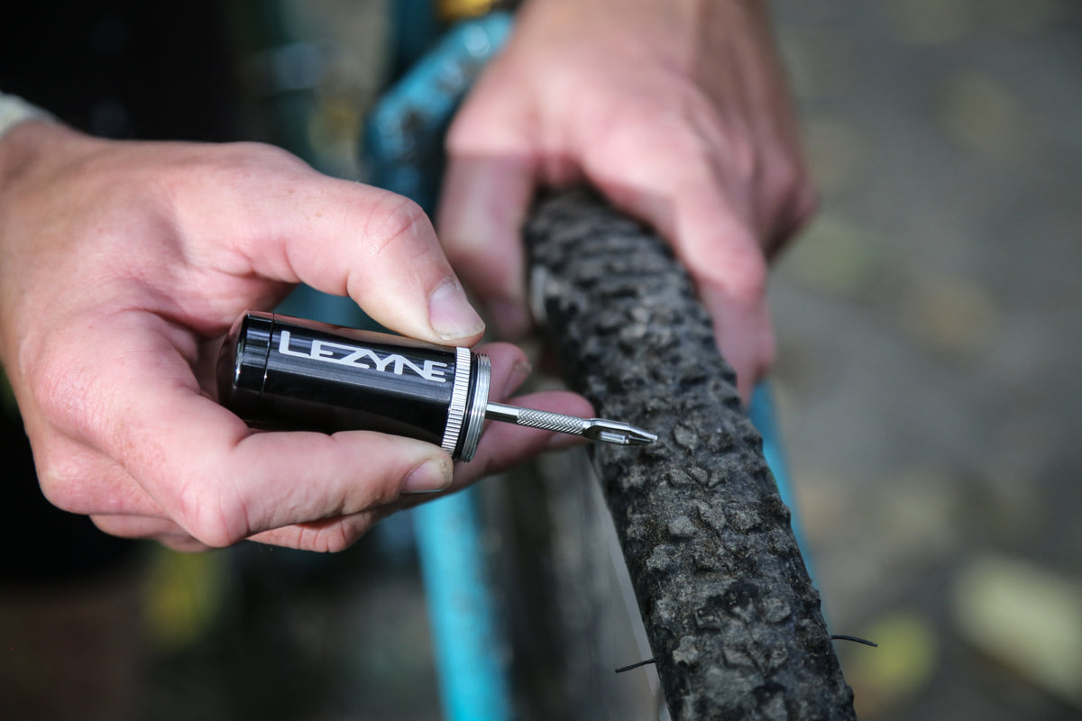 Lezyne Tubeless Kit tubeless-paikkaussarjan käyttö puhjenneen gravel- tai maastopyörän renkaan korjaamiseen ilman sisärenkaan vaihtoa.