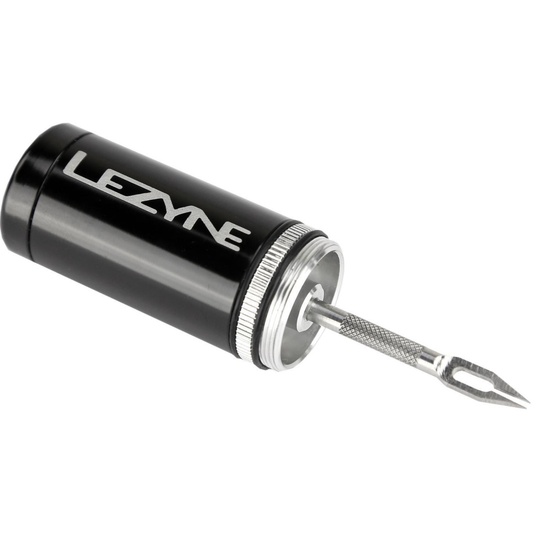 Lezyne Tubeless Kit tubeless-paikkaussarja sisältää kompaktin renkaan paikkaustyökalun tubeless-renkaiden hätäkorjauksiin.