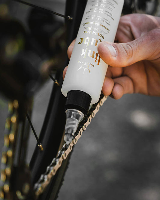 Peaty's LinkLube Premium All Weather ketjuöljyn levitys polkupyörän ketjulle gravel-, maantie- ja maastopyörän voimansiirron voitelua varten