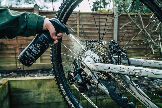 Peaty's Foaming Drivetrain Degreaser voimansiirron puhdistusaine käytössä pyörän ketjun, kasetin ja vaihtajan puhdistuksessa ennen voitelua