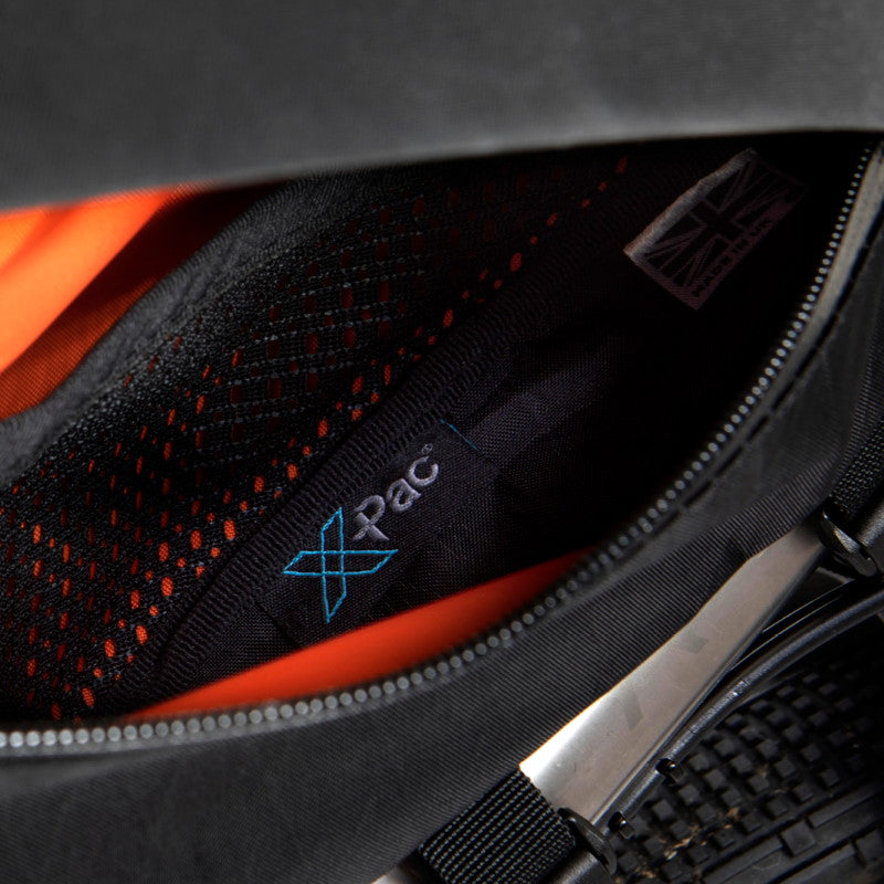 Restrap Adventure Race Frame Bag Large X-Pac-rakenne ja vedenpitävä sisäpuoli vaativaan bikepacking-käyttöön