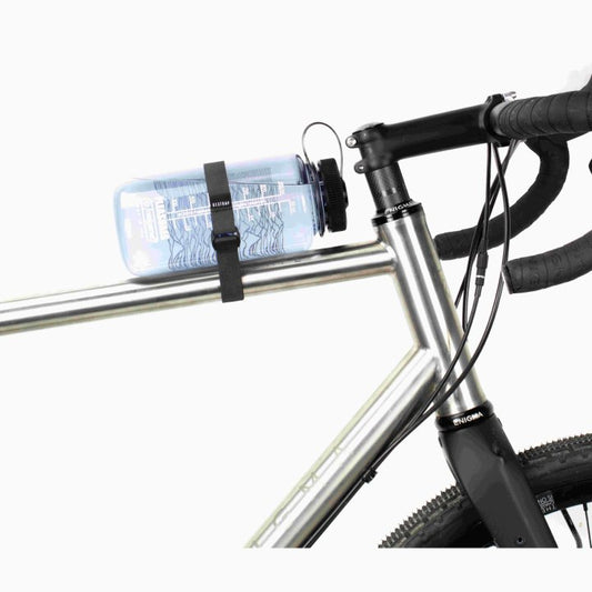 Restrap Fast Straps Black kiinnityshihna juomapullon kiinnittämiseen gravel-pyörän yläputkeen bikepacking-käytössä