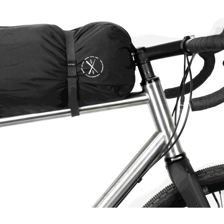 Restrap Fast Straps Black kuormaremmi makuupussin kiinnittämiseen gravel-pyörään bikepacking-retkeä varten
