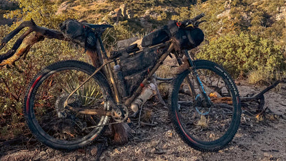 Restrap Adventure Race Top Tube Bag Short 1,2 l runkolaukku osana bikepacking-varustusta pitkällä gravel- ja seikkailupyöräilyreitillä