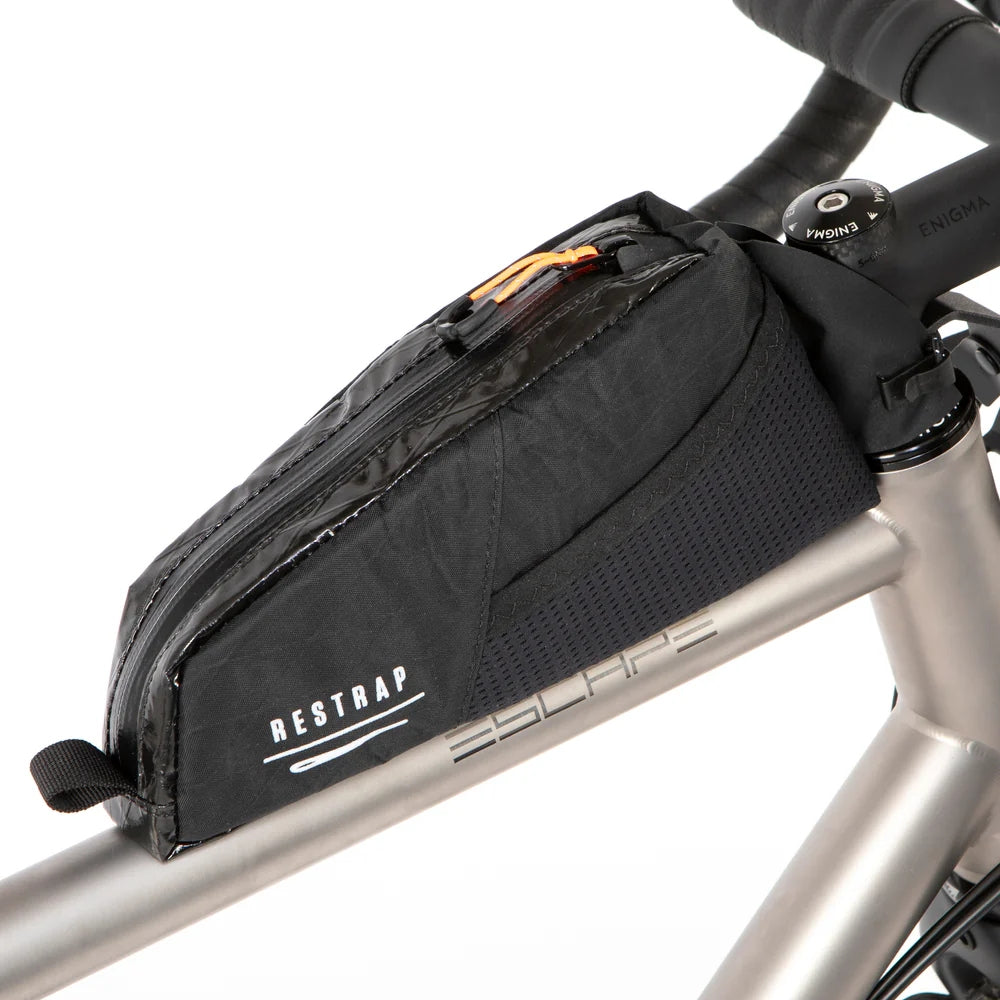 Restrap Adventure Race Top Tube Bag Short 1,2 l kevyt runkolaukku gravel- ja bikepacking-pyörän ohjaamon läheisyydessä