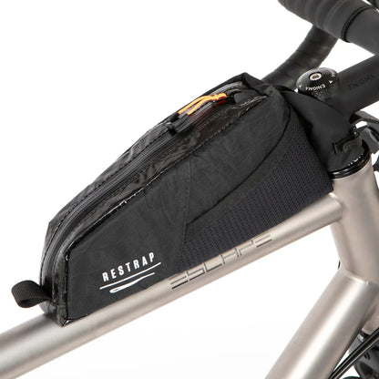 Restrap Adventure Race Top Tube Bag Short 1,2 l kevyt runkolaukku gravel- ja bikepacking-pyörän ohjaamon läheisyydessä