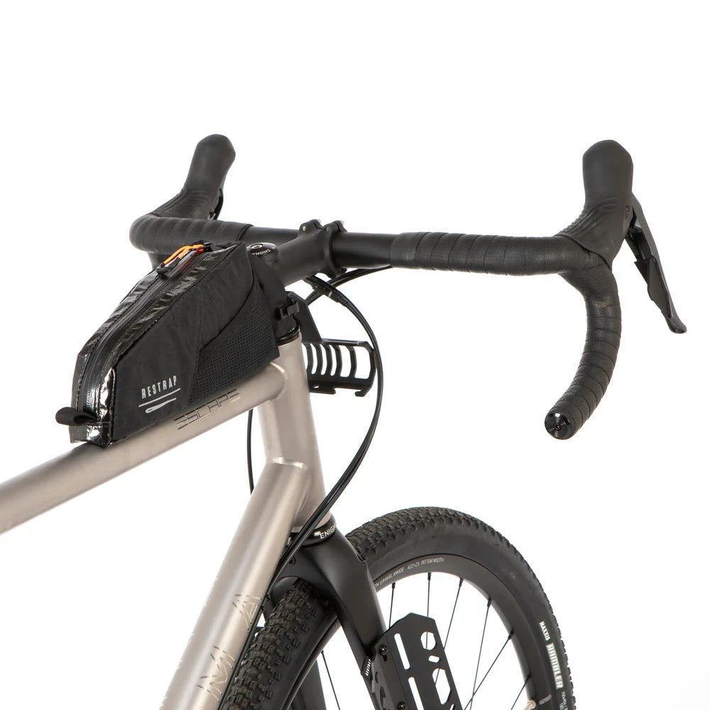Restrap Adventure Race Top Tube Bag Short 1,2 l vedenpitävä runkolaukku yläputkeen asennettuna pitkille soralenkeille