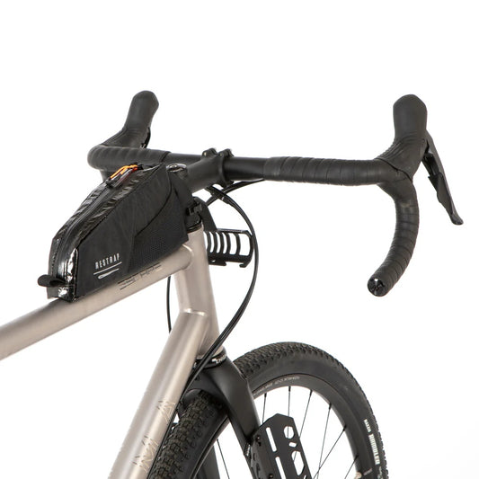 Restrap Adventure Race Top Tube Bag Short 1,2 l vedenpitävä runkolaukku yläputkeen asennettuna pitkille soralenkeille