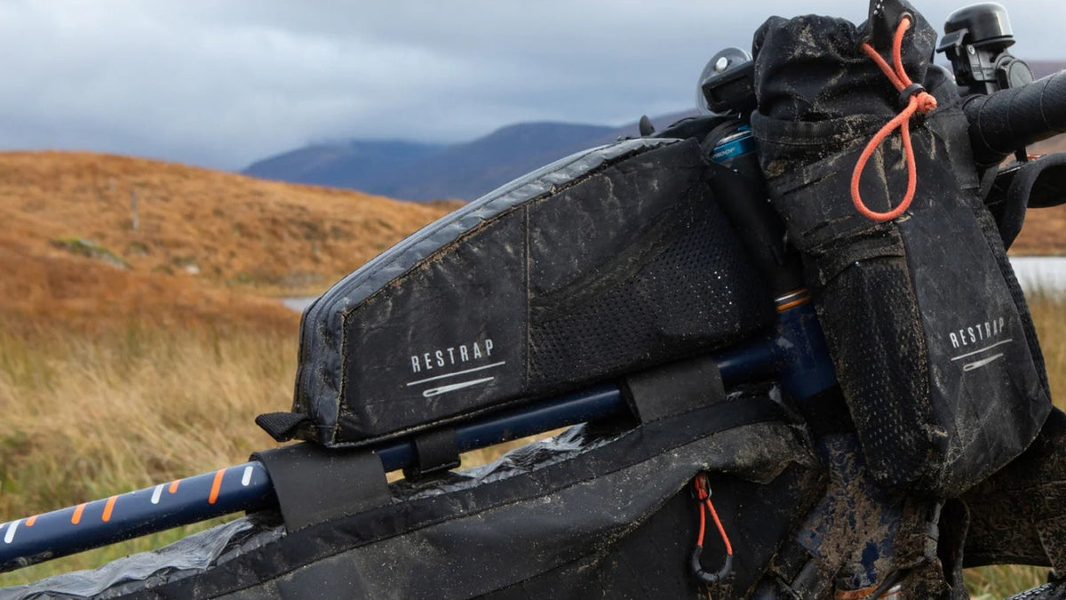 Restrap Adventure Race Top Tube Bag Short 1,2 l vedenpitävä runkolaukku asennettuna gravel-pyörän yläputkeen bikepacking-käyttöä varten