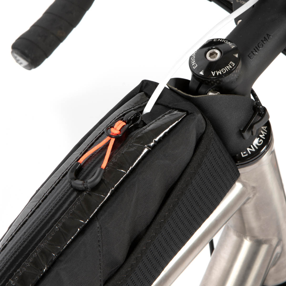 Restrap Race Top Tube Bag Short 1,2 l kaapelin läpivienti latausjohtoa ja navigointilaitteita varten