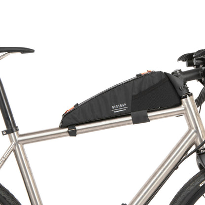 Restrap Race Top Tube Bag Short 1,2 l vedenpitävä runkolaukku asennettuna gravel-pyörän yläputkeen