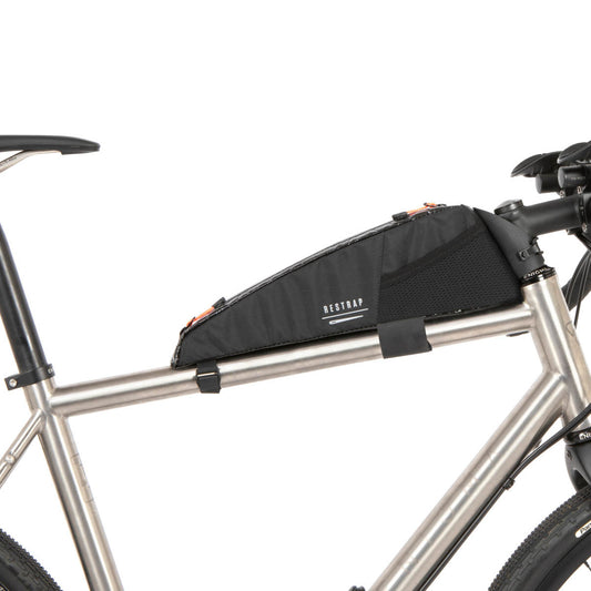 Restrap Race Top Tube Bag Short 1,2 l vedenpitävä runkolaukku asennettuna gravel-pyörän yläputkeen