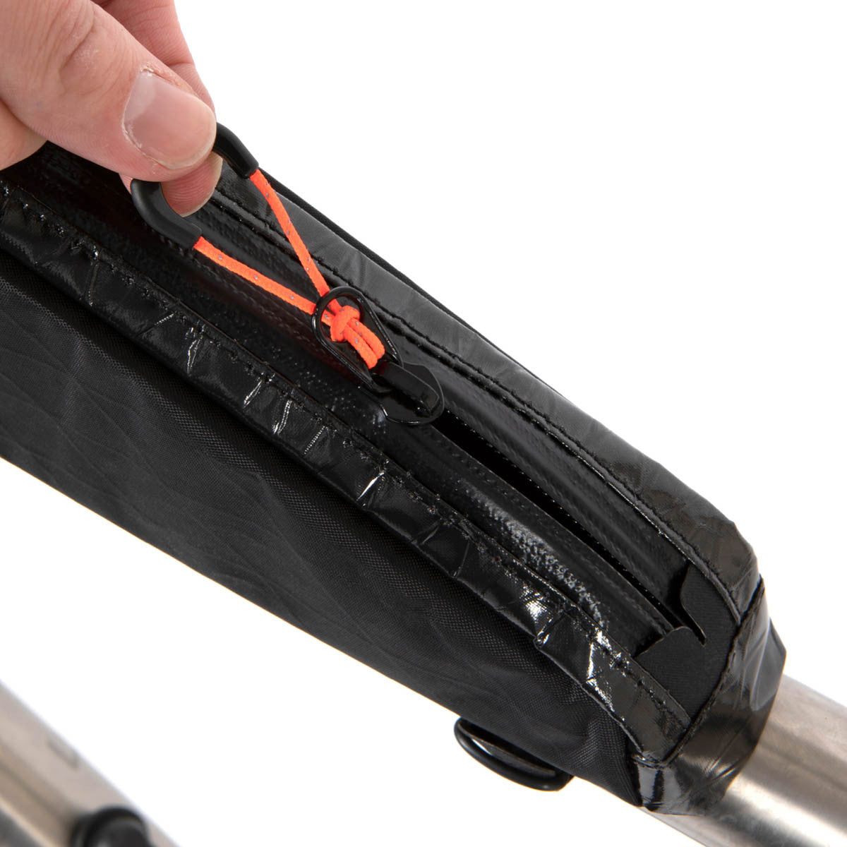 Restrap Race Top Tube Bag Short 1,2 l vedenpitävä YKK AquaGuard -vetoketju nopeaan käyttöön ajon aikana