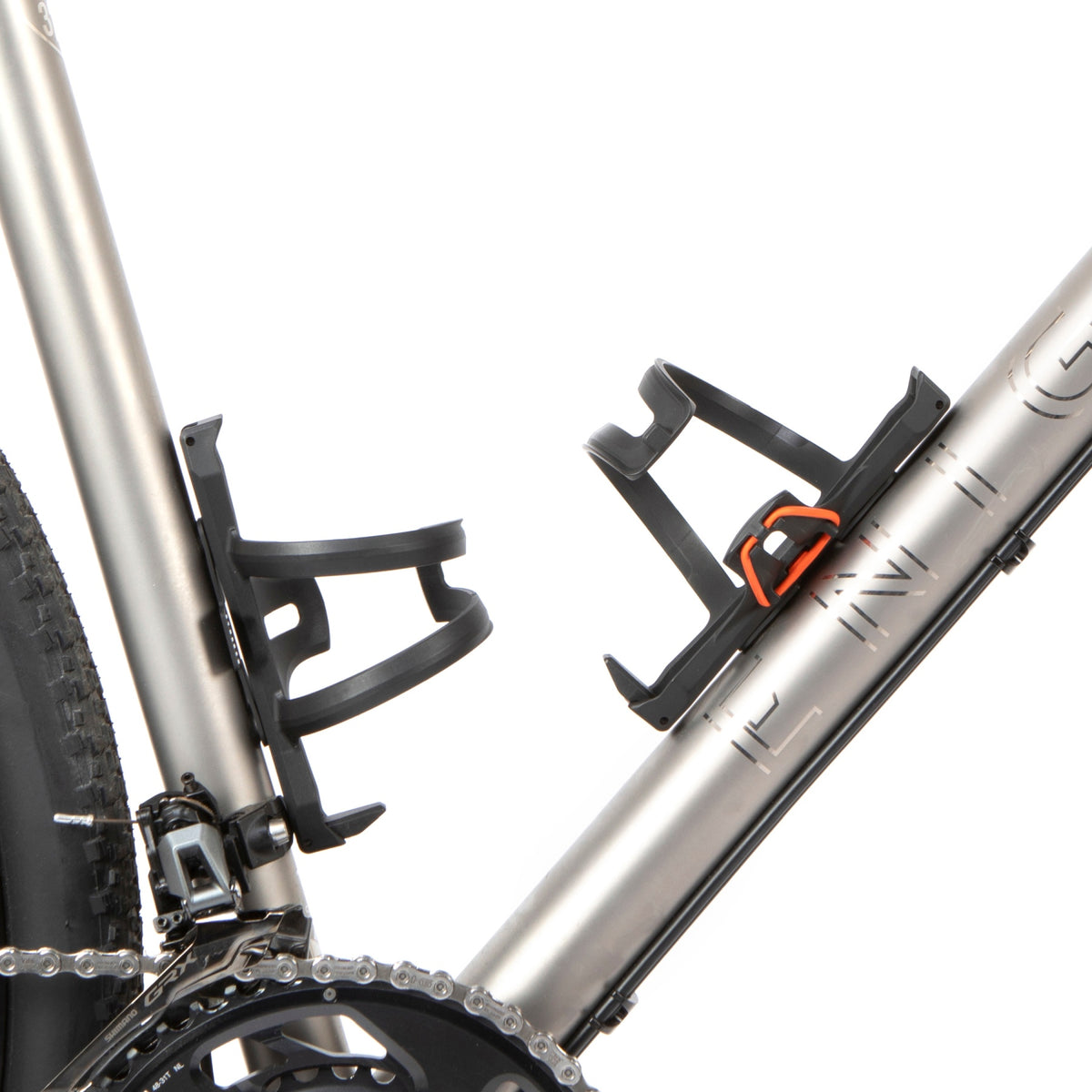 Kaksi Restrap Side Release Bottle Cage -juomapullotelinettä ilman pulloja gravel-pyörän viisto- ja satulaputkessa